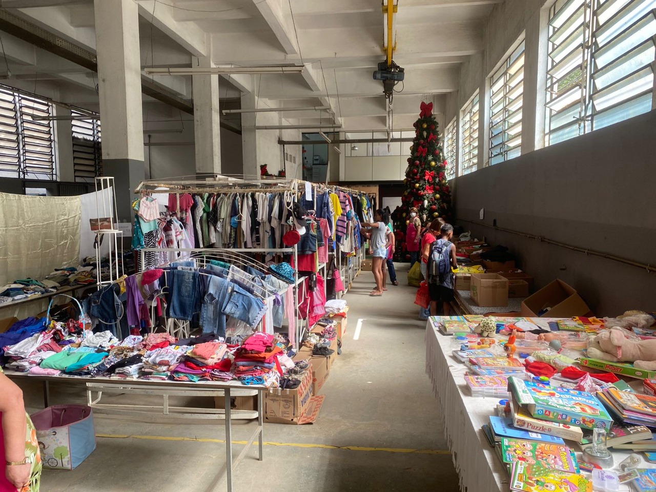 O Projeto Presença Samaritana atende mais de 90 famílias, vítimas das tragédias em Petrópolis, com entrega de cestas básicas, móveis, utensílios e eletrodomésticos