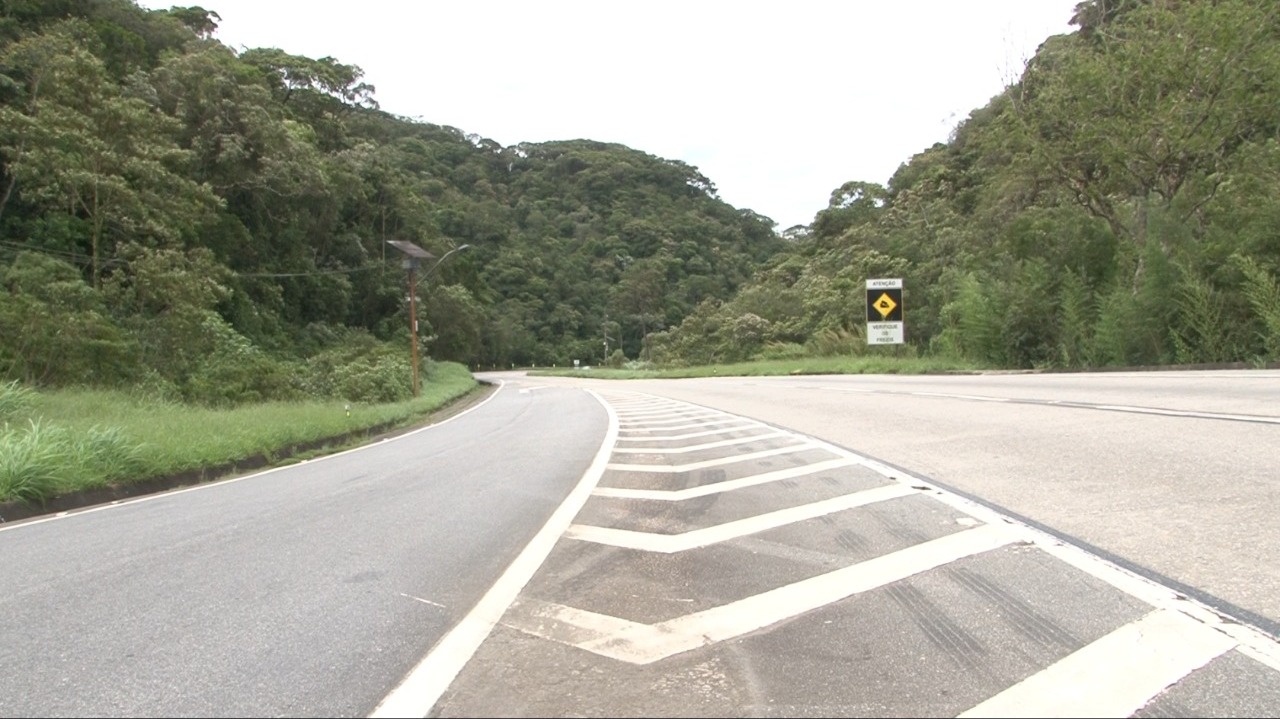 Carreta de grande porte interditará descida da serra de Petrópolis na madrugada de terça (19.07)