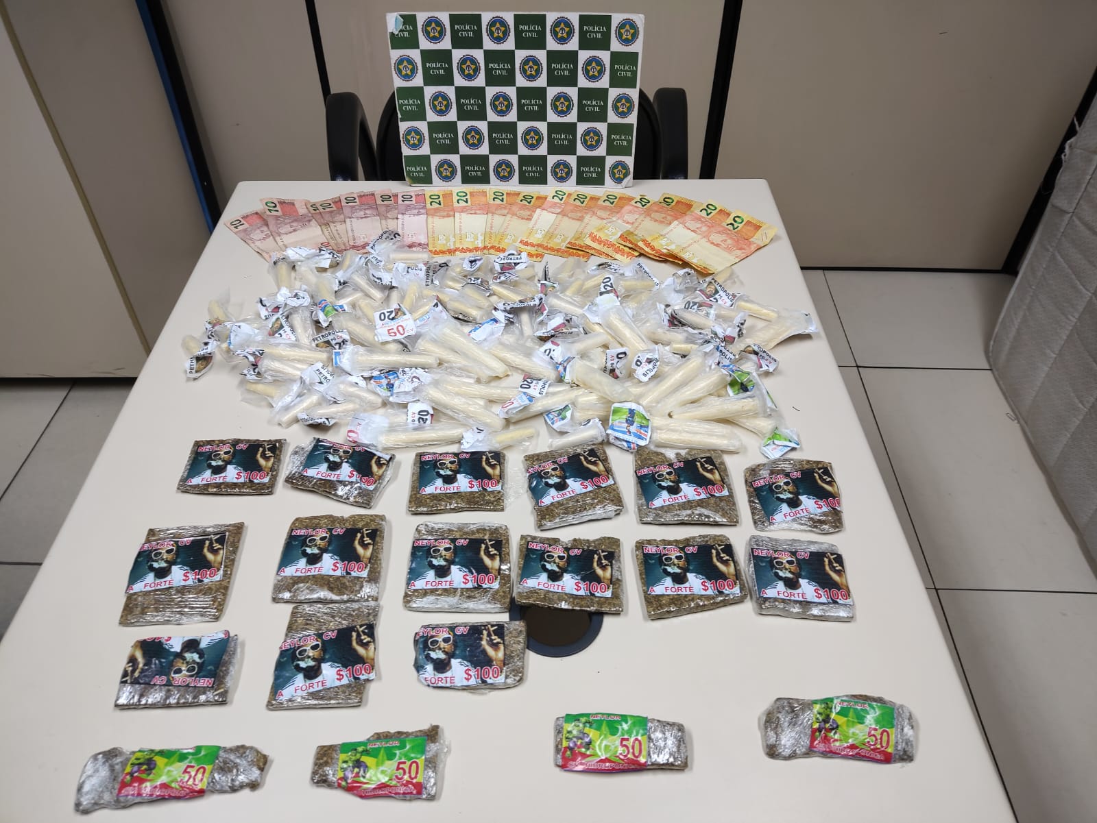 Homens são presos por tráfico de drogas no Neylor em Petrópolis