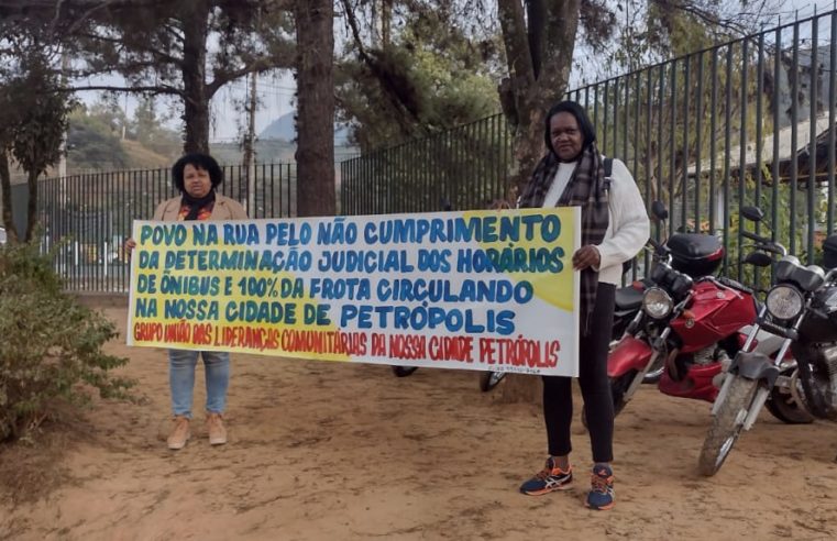 Manifestantes se reúnem no Terminal Rodoviário de Itaipava, em Petrópolis, para exigir melhorias no transporte