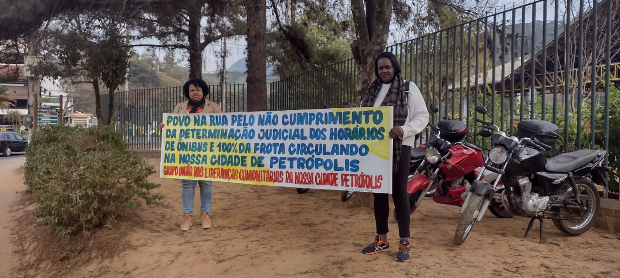 Manifestantes se reúnem no Terminal Rodoviário de Itaipava, em Petrópolis, para exigir melhorias no transporte