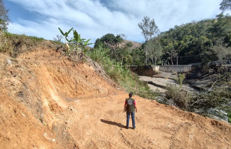 Fiscais do Meio Ambiente flagram movimentação de terra e construções irregulares em área de preservação no distrito da Posse