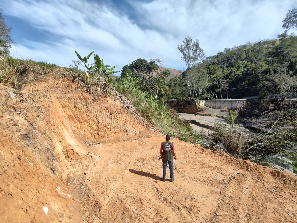 Fiscais do Meio Ambiente flagram movimentação de terra e construções irregulares em área de preservação no distrito da Posse