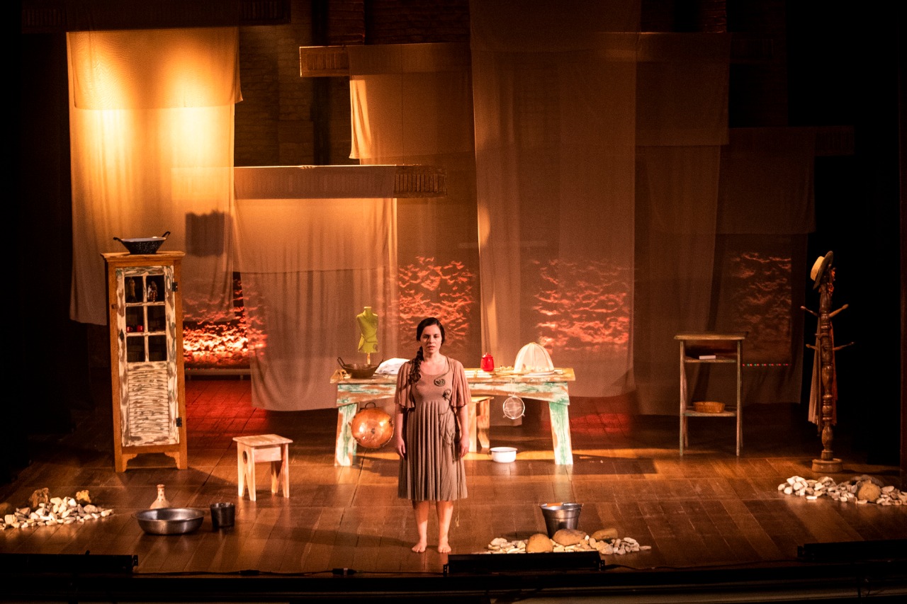 O espetáculo “Cora do Rio Vermelho”, que faz um passeio pela vida e a obra da poeta, contista e doceira Cora Coralina, inicia temporada de circulação pelas unidades do Sesc a partir do dia 5 de agosto