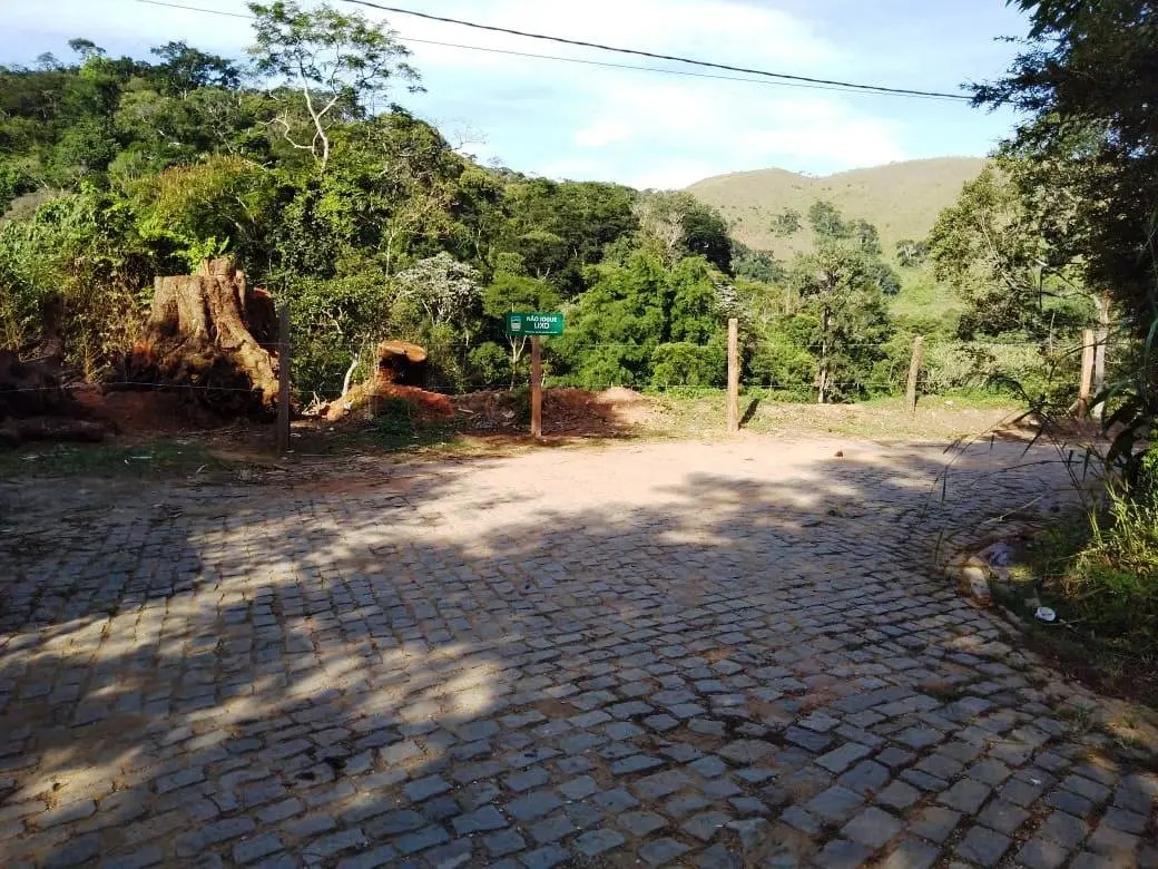 Meio Ambiente volta a limpar área de descarte clandestino de lixo e alerta para risco de incêndio florestal no Jardim Salaco, em Teresópolis