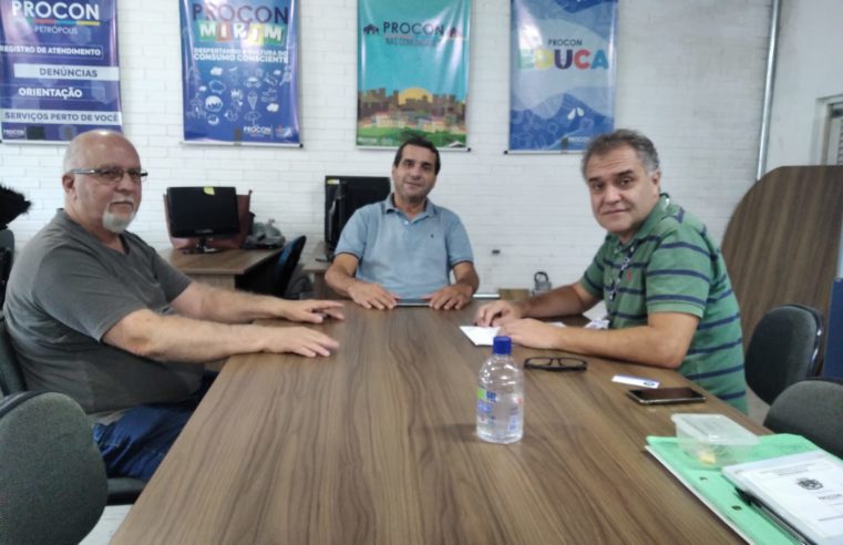 Procon Petrópolis se reúne com Associação de Taxistas para discutir preços dos combustíveis