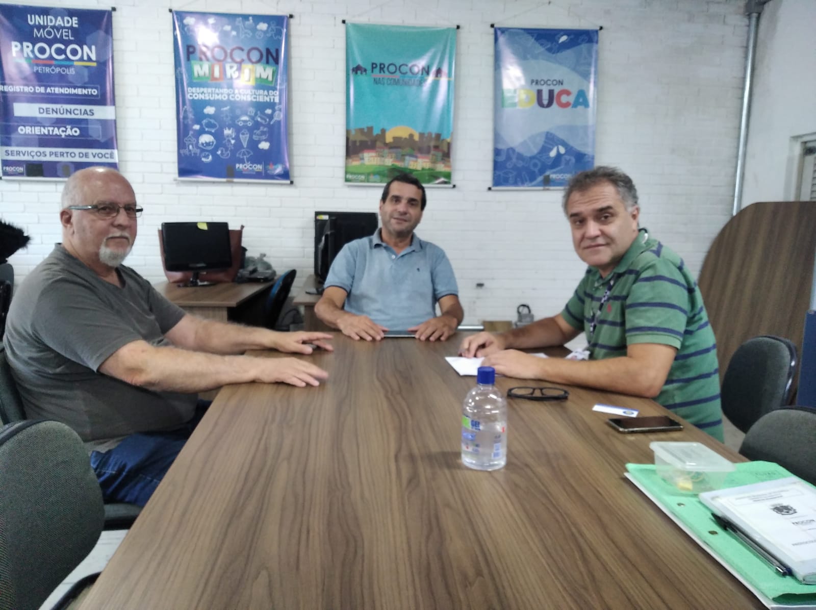 Procon Petrópolis se reúne com Associação de Taxistas para discutir preços dos combustíveis