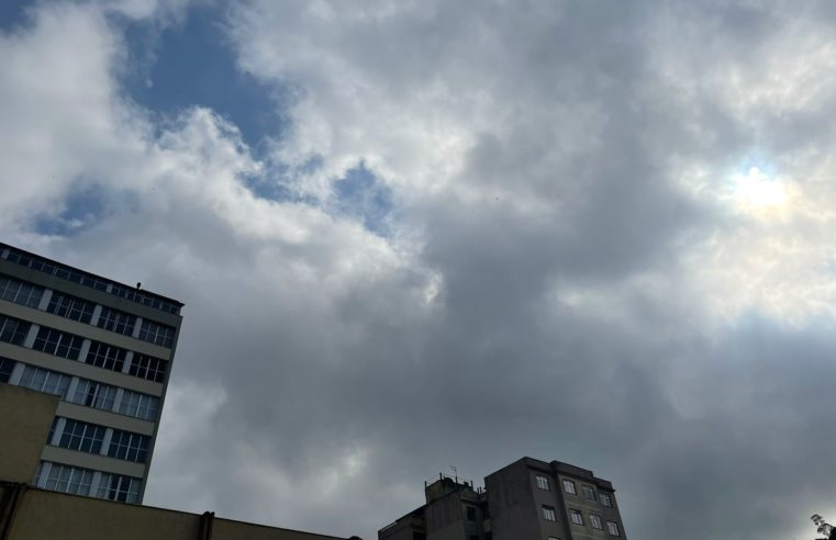 Com previsão de vento moderado a forte e chuva, Defesa Civil de Petrópolis muda o estágio operacional para Observação