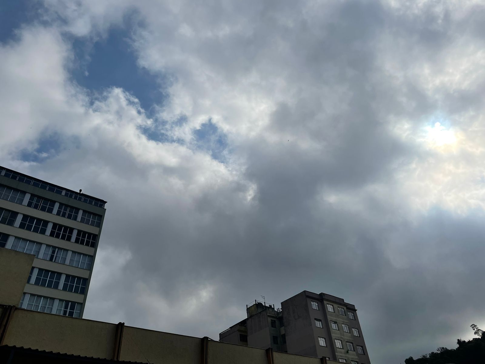 Com previsão de vento moderado a forte e chuva, Defesa Civil de Petrópolis muda o estágio operacional para Observação