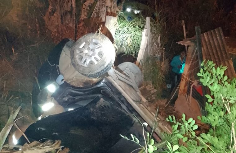 Carro cai da pista e atinge casa em Paraíba do Sul