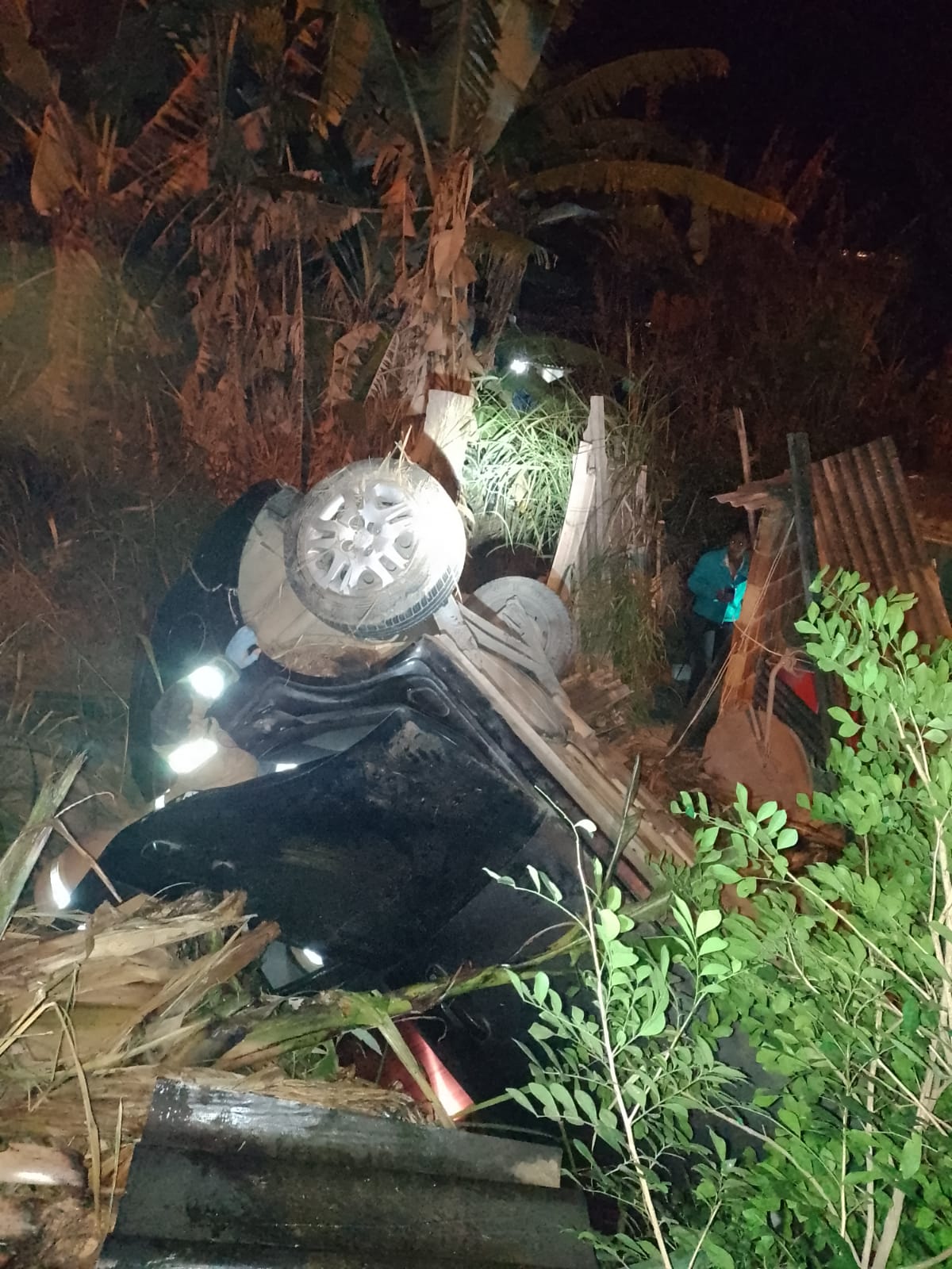 Carro cai da pista e atinge casa em Paraíba do Sul