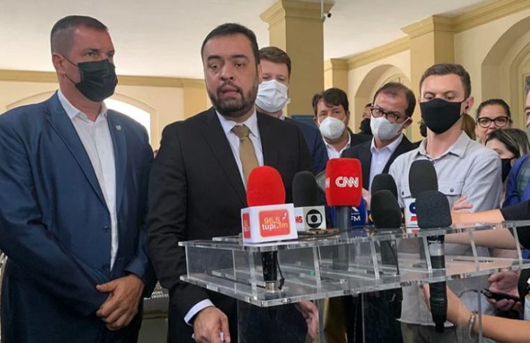 Governador Cláudio Castro reduz ICMS de combustíveis e dá prazo para preço baixar nos postos