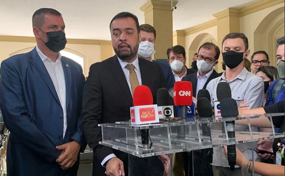 Governador Cláudio Castro reduz ICMS de combustíveis e dá prazo para preço baixar nos postos
