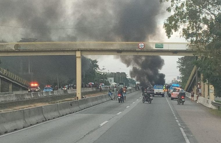 Manifestantes interditam rodovia, em São Gonçalo