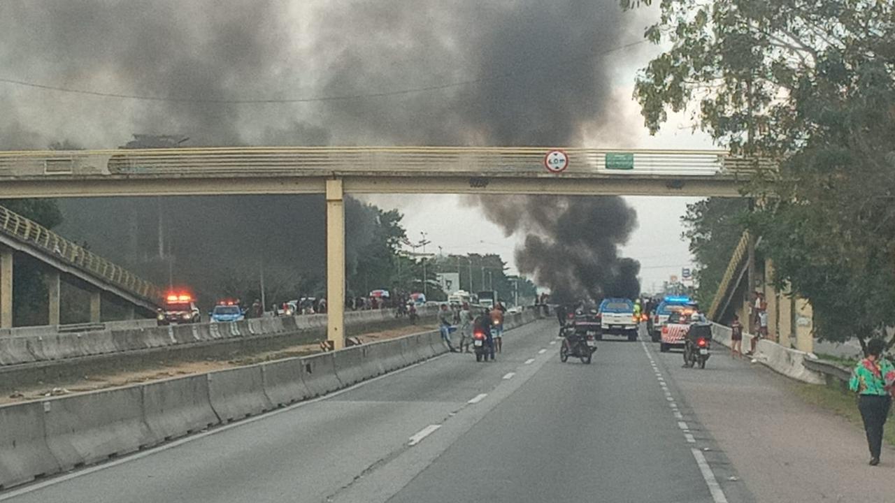 Manifestantes interditam rodovia, em São Gonçalo