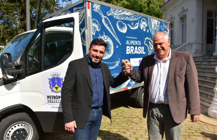 Prefeitura de Petrópolis recebe veículo do Ministério da Cidadania para transporte de alimentos