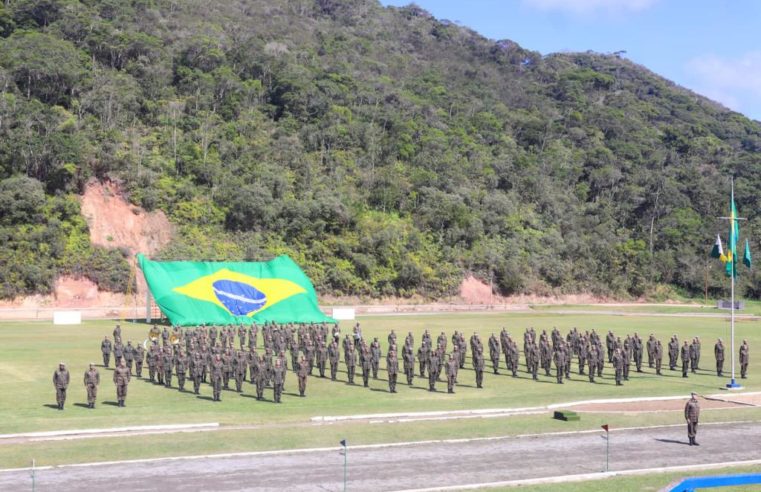 Batalhão Dom Pedro II realiza solenidade para condecorar os novos escaladores militares