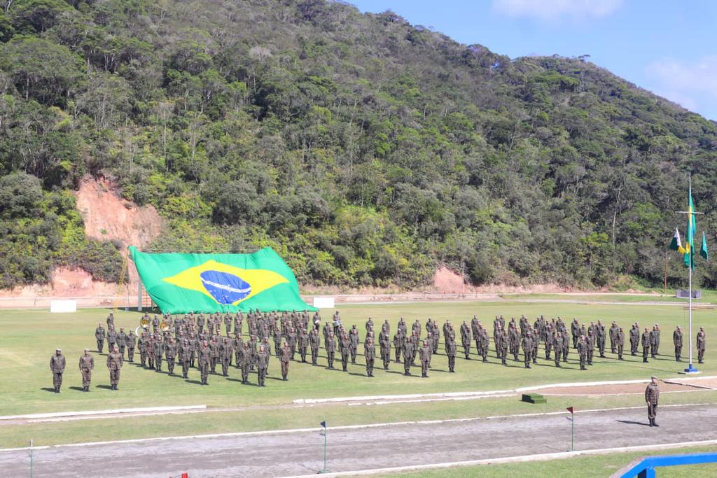 Batalhão Dom Pedro II realiza solenidade para condecorar os novos escaladores militares