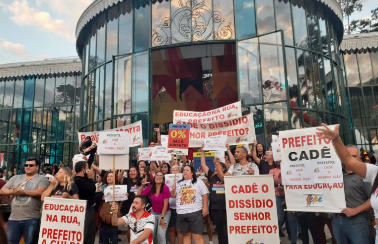 Servidores públicos de Petrópolis manifestam cobrando o dissídio coletivo, que está em atraso