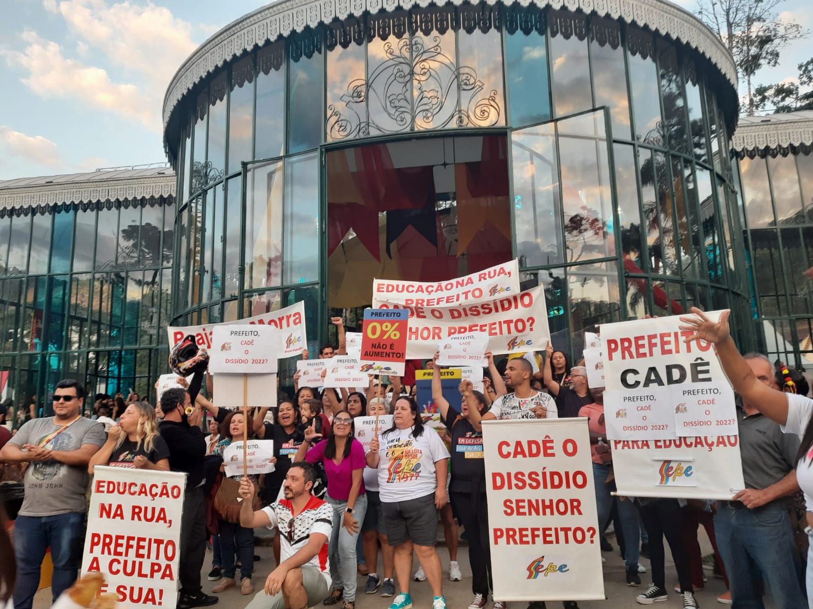 Servidores públicos de Petrópolis manifestam cobrando o dissídio coletivo, que está em atraso