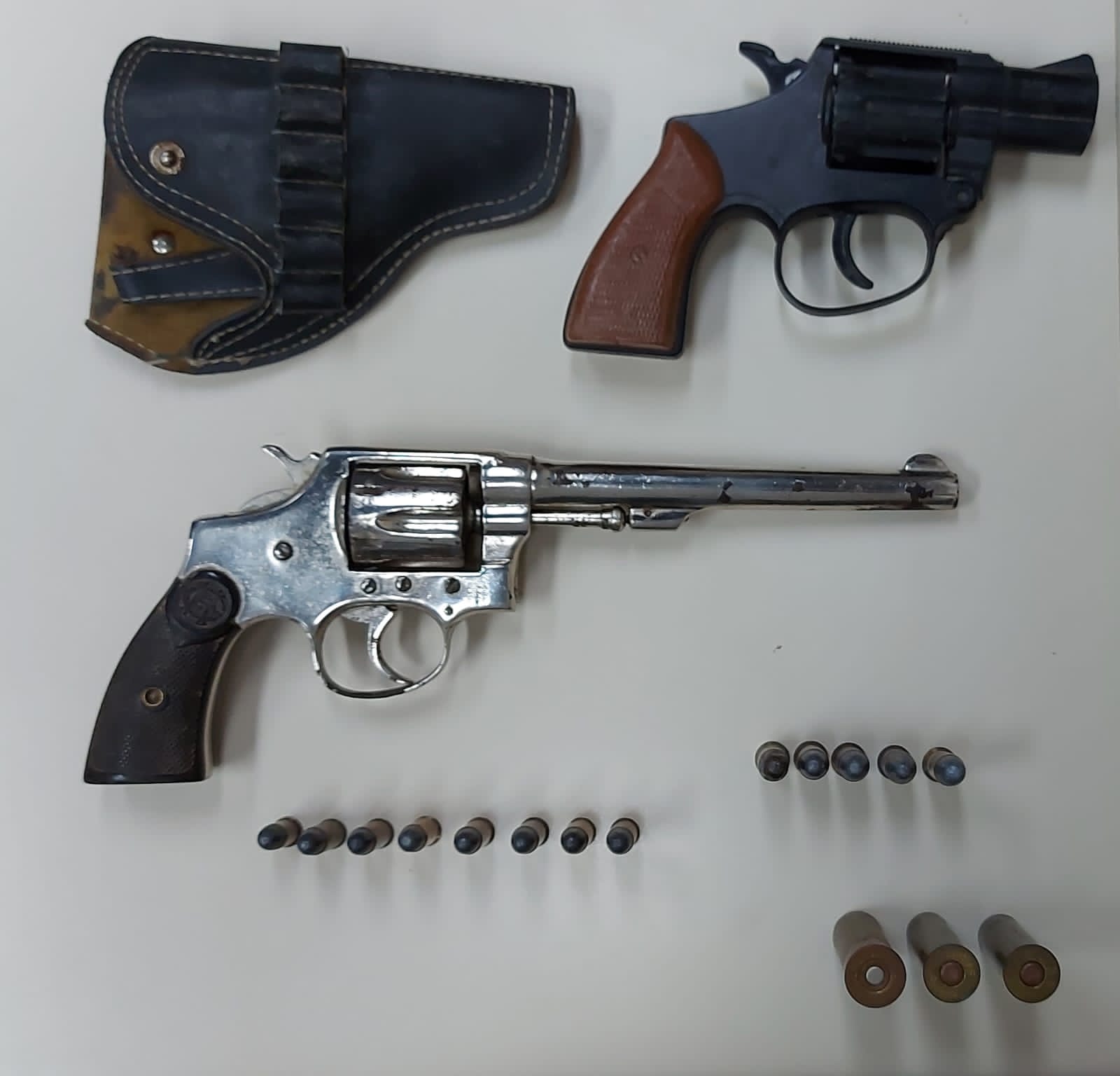 Homem investigado por estupro é preso por porte ilegal de arma de fogo em Petrópolis