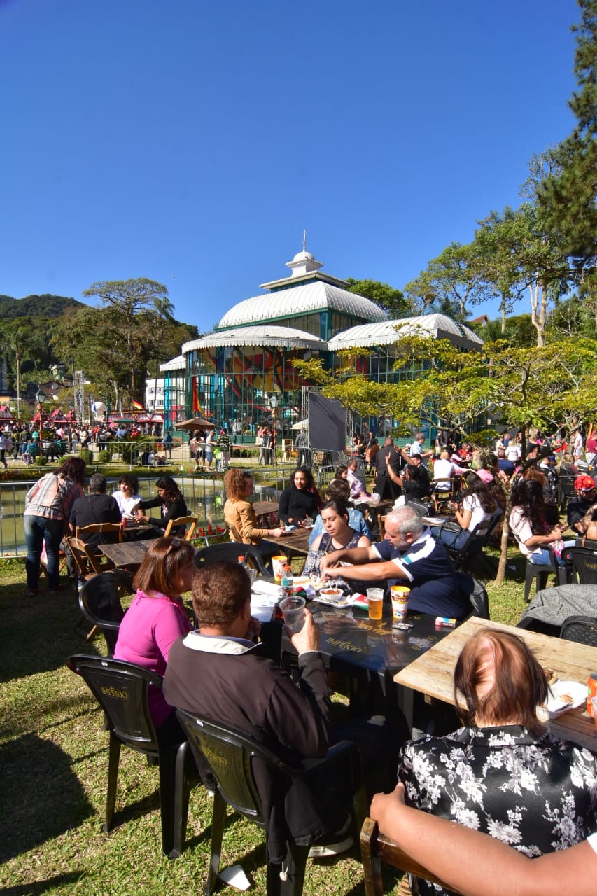 Bauernfest já recebeu 261 ônibus e vans de turismo e cerca de 13 mil litros de chope vendidos no primeiro fim de semana