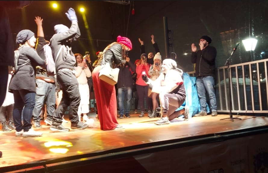 Palco de uma das principais festas de Petrópolis tem declaração de amor e pedido de casamento