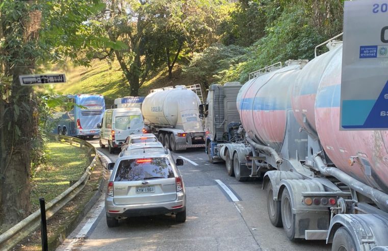 Subida da Serra de Petrópolis é liberada, mas congestionamento chega a 5km