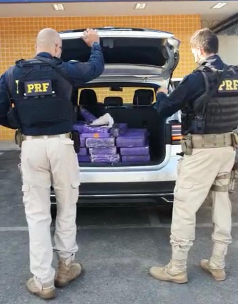 PRF apreende 300 quilos de maconha na Rodovia Presidente Dutra