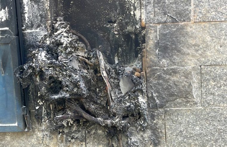 Medidor de energia pega fogo na Estrada Mineira