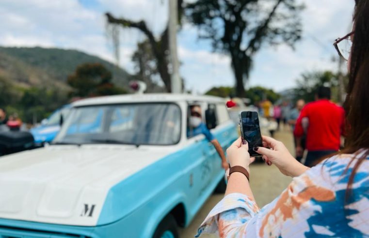 Viaturas de Polícia antigas chama a atenção em encontro de carros antigos em Itaipava