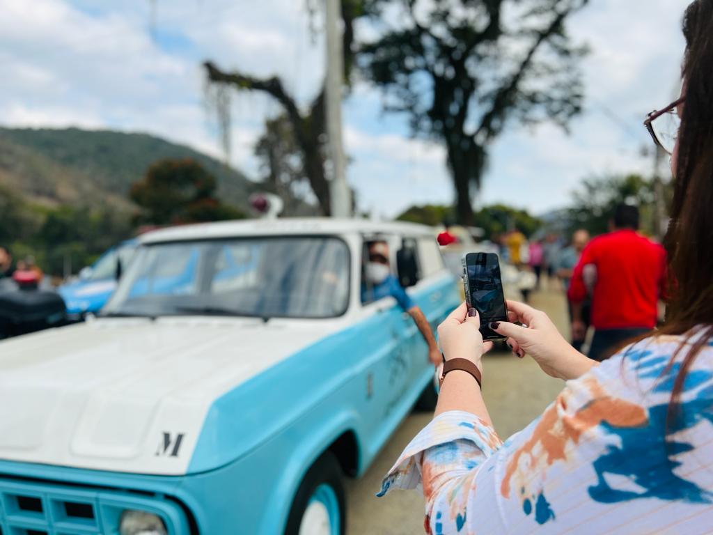 Viaturas de Polícia antigas chama a atenção em encontro de carros antigos em Itaipava