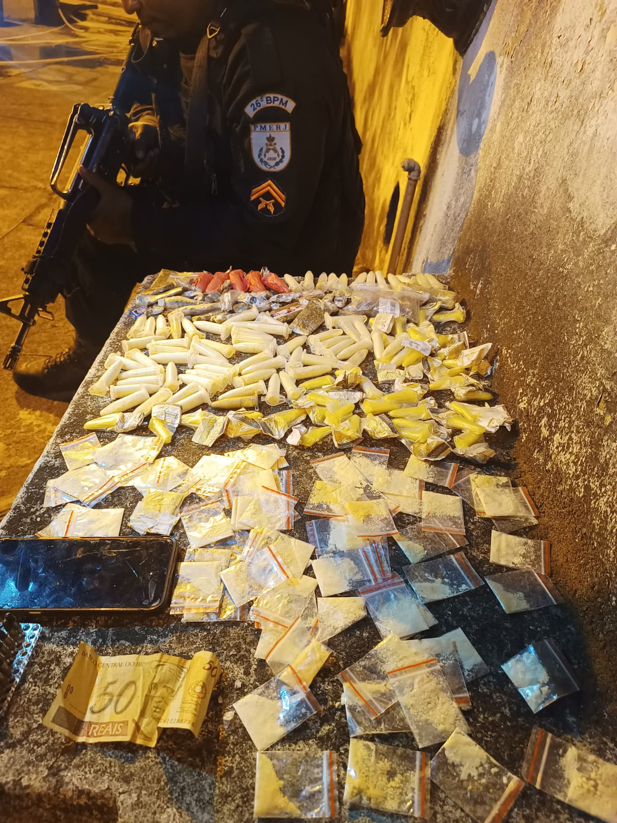 Cinco homens são presos com drogas e munições, em Araras