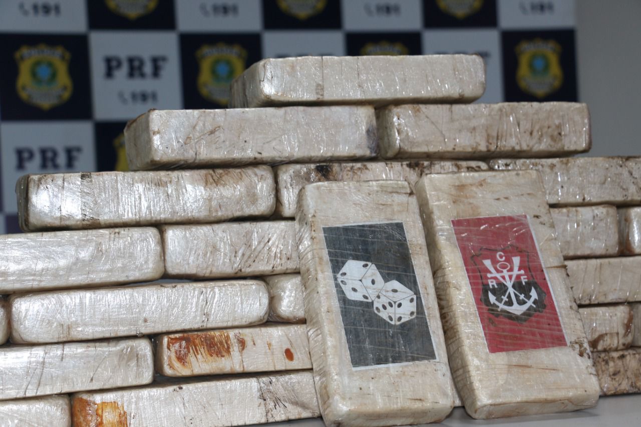 Polícia Rodoviária Federal apreende 30 tabletes de pasta base de cocaína em Seropédica