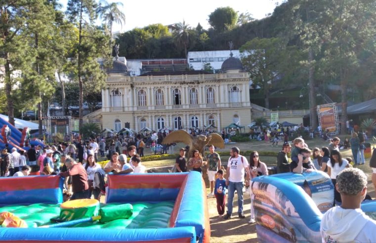 Espaço Biergarten fica lotado neste primeiro final de semana da Bauernfest