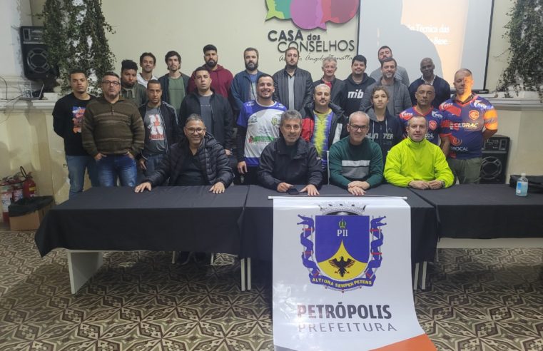 Coordenador técnico da categoria de base do Fluminense compartilha experiência em curso para profissionais da área esportiva de Petrópolis