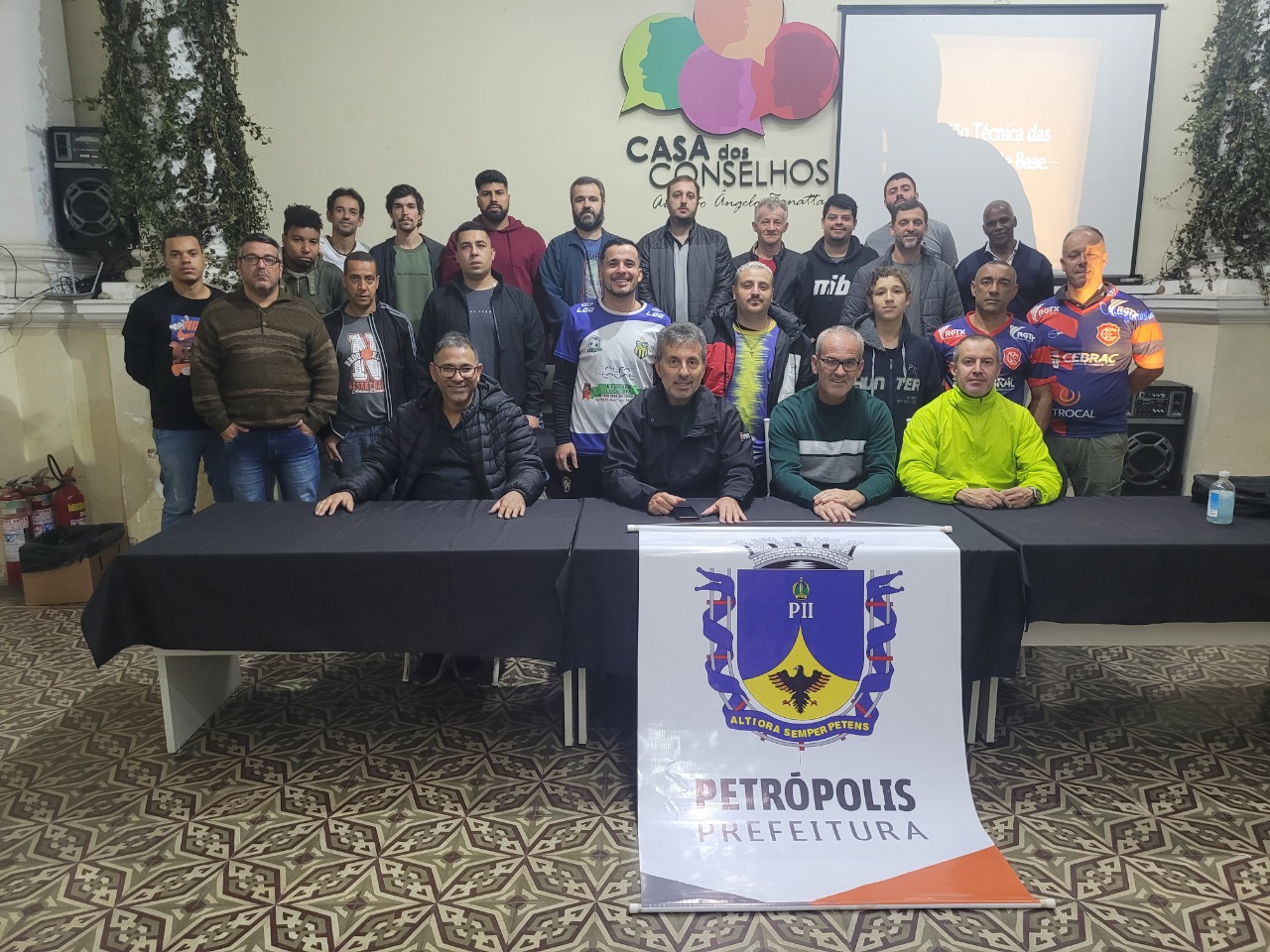 Coordenador técnico da categoria de base do Fluminense compartilha experiência em curso para profissionais da área esportiva de Petrópolis