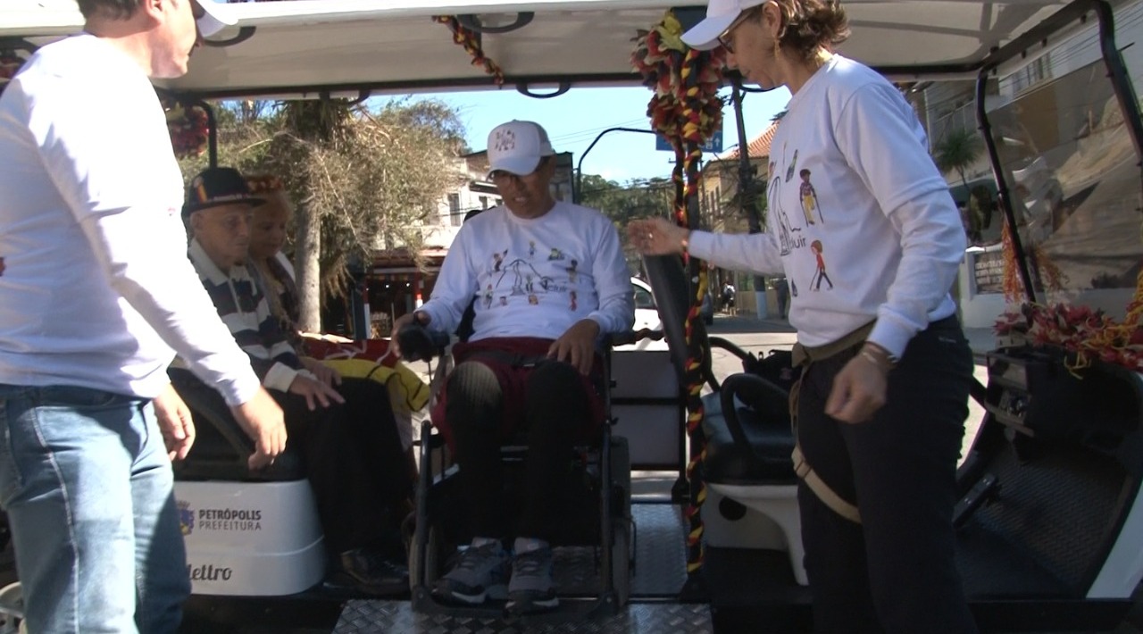 Projeto INcluir disponibiliza veículo ecológico para transporte de público durante a Bauernfest