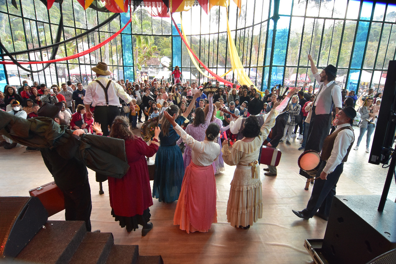 Bauernfest termina neste fim de semana com desfiles, muita música, gastronomia e programação cultural