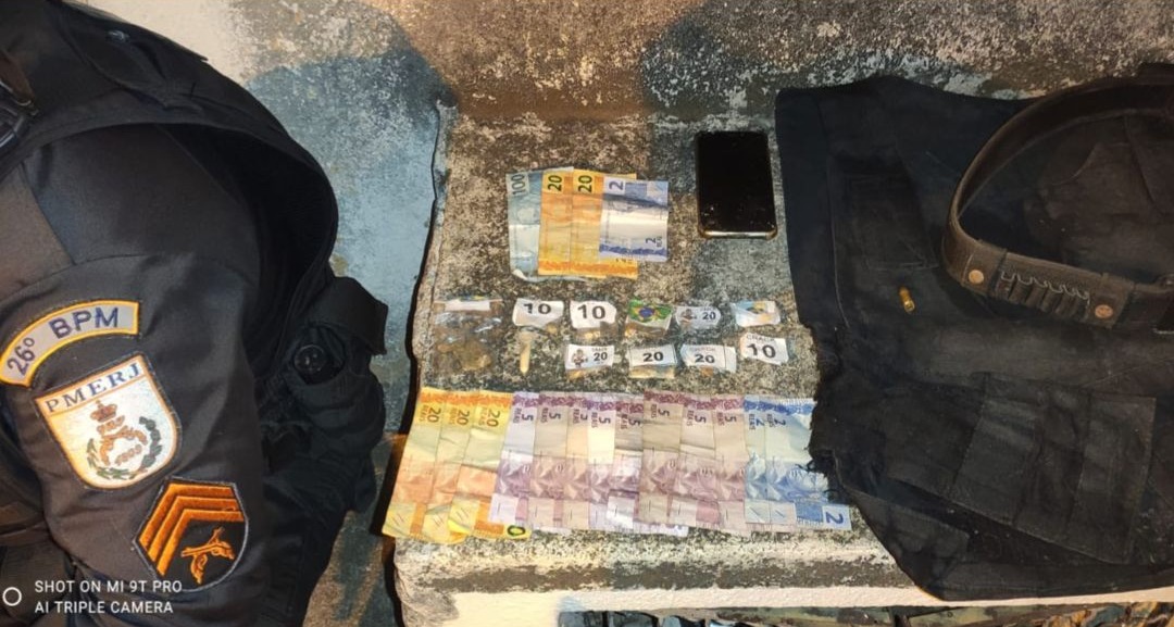 PM prende homem por tráfico de drogas no Quitandinha, em Petrópolis