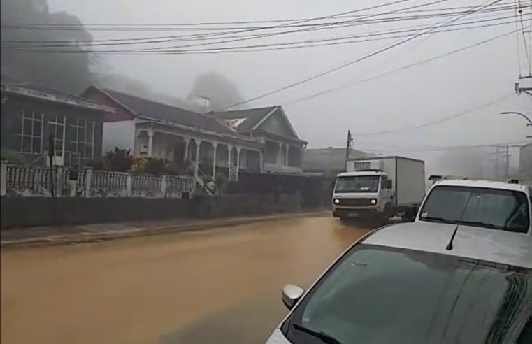 Chuva provoca alagamento no Alto da Serra em Petrópolis
