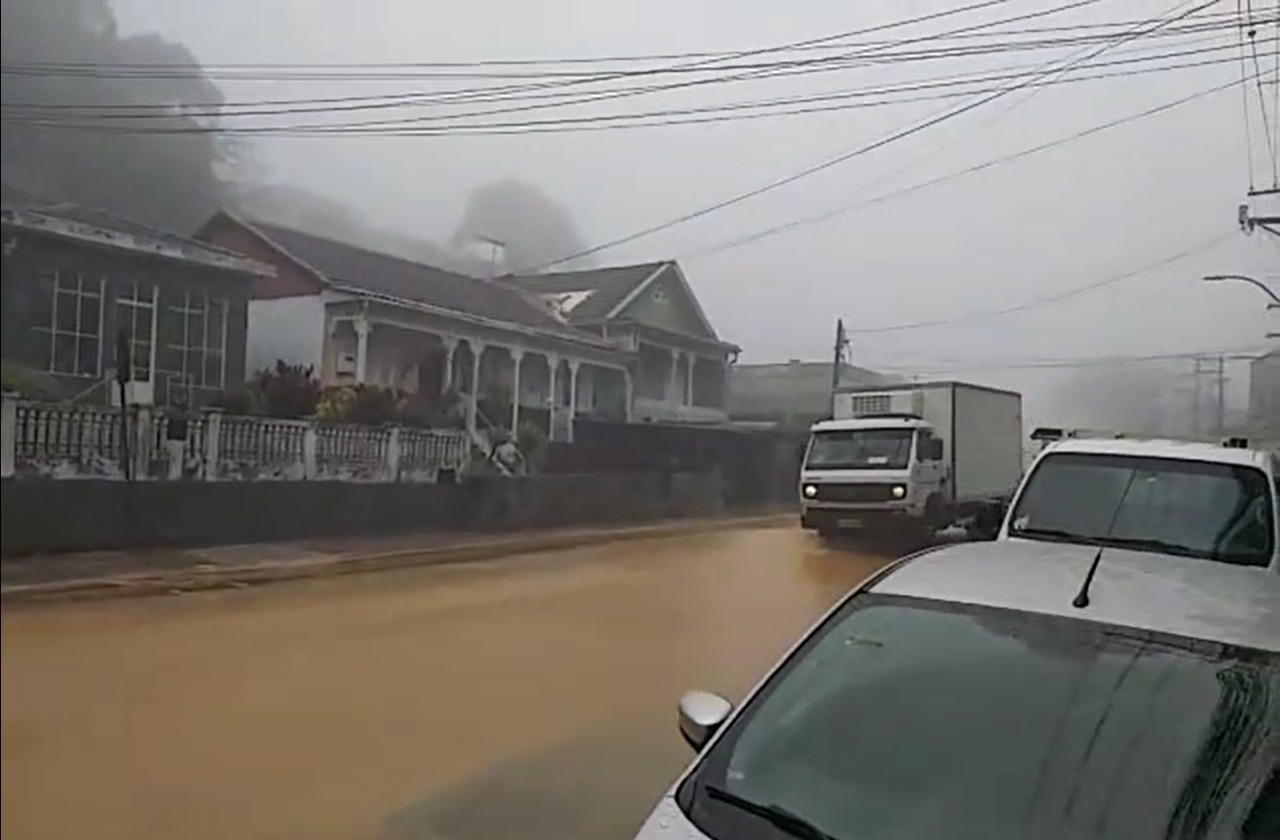 Chuva provoca alagamento no Alto da Serra em Petrópolis