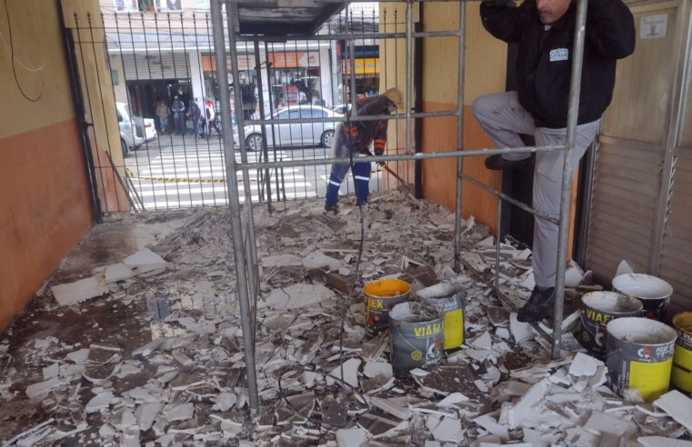 Forro de gesso com infiltrações no Terminal Rodoviário do Centro de Petrópolis é retirado