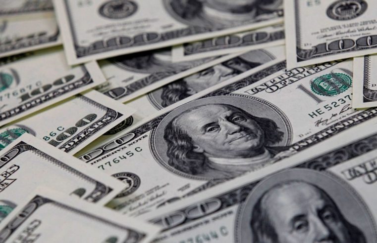 Dólar cai para R$ 5,07 e fecha no menor nível em dois meses