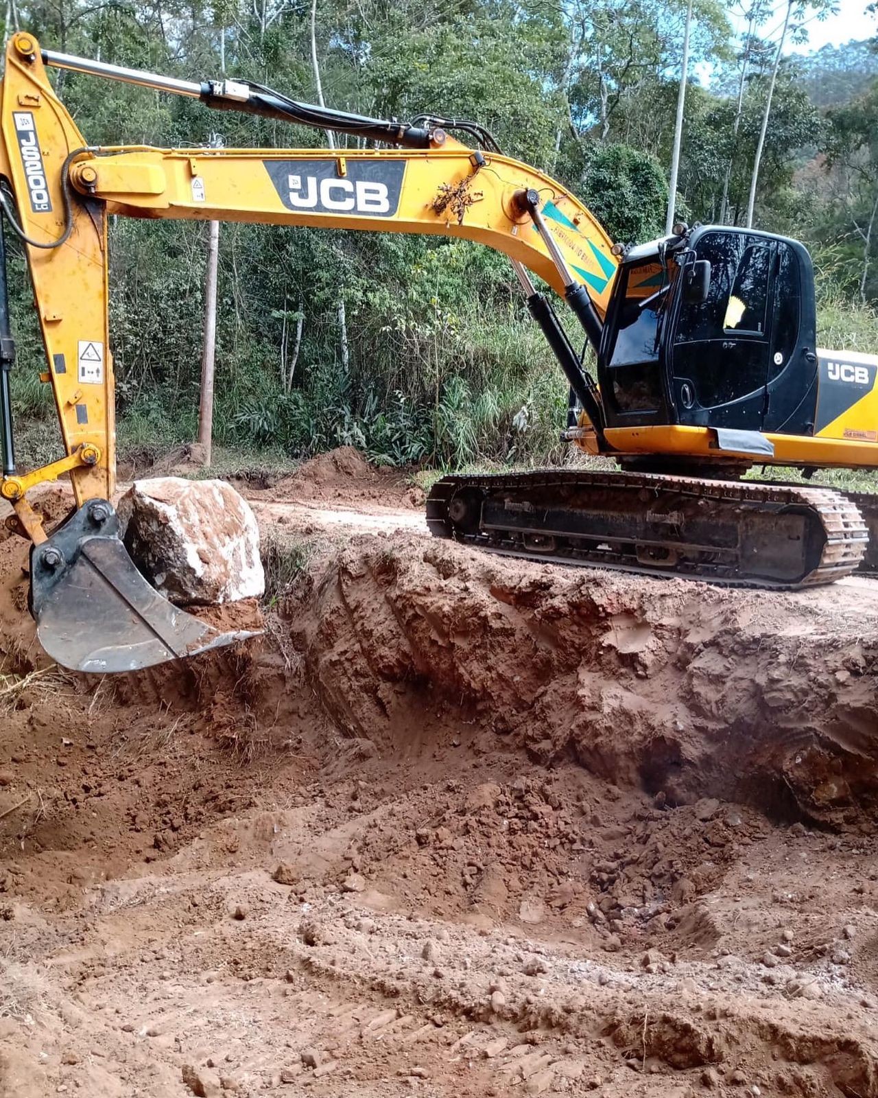 Encosta é recuperada na Estrada de Stucky em Nova Friburgo