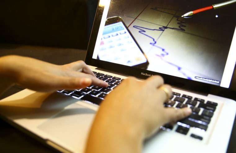 Quase 85% das pessoas de 10 anos ou mais acessam internet no Brasil