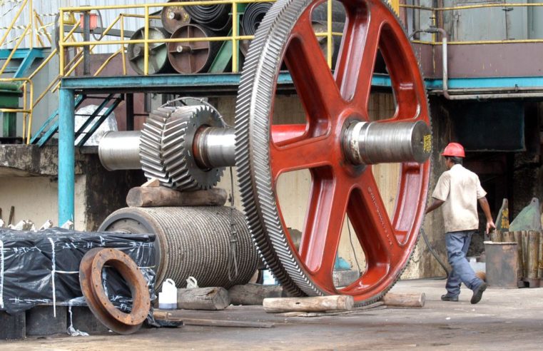 Faturamento da indústria de máquinas e equipamentos cai em agosto