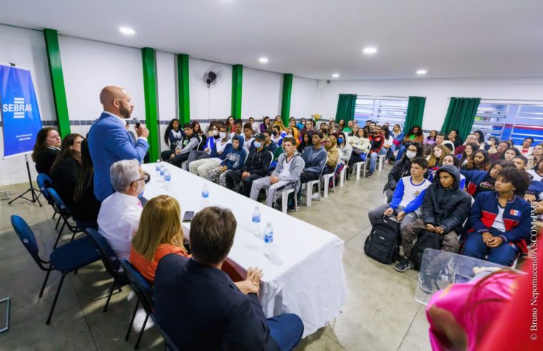 Prefeito Vinicius Claussen entrega tablets a alunos e lança programa de empreendedorismo on-line na rede municipal de educação