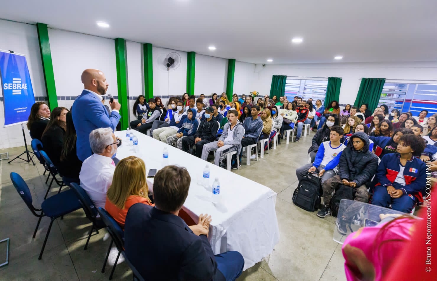 Prefeito Vinicius Claussen entrega tablets a alunos e lança programa de empreendedorismo on-line na rede municipal de educação