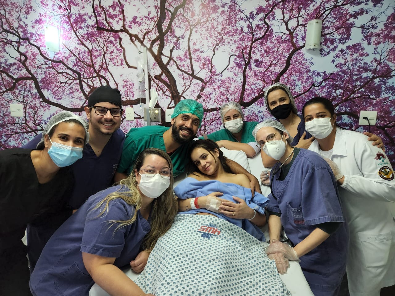 Gestante soterrada na enchente de Petrópolis inaugura sala de parto do Hospital SMH